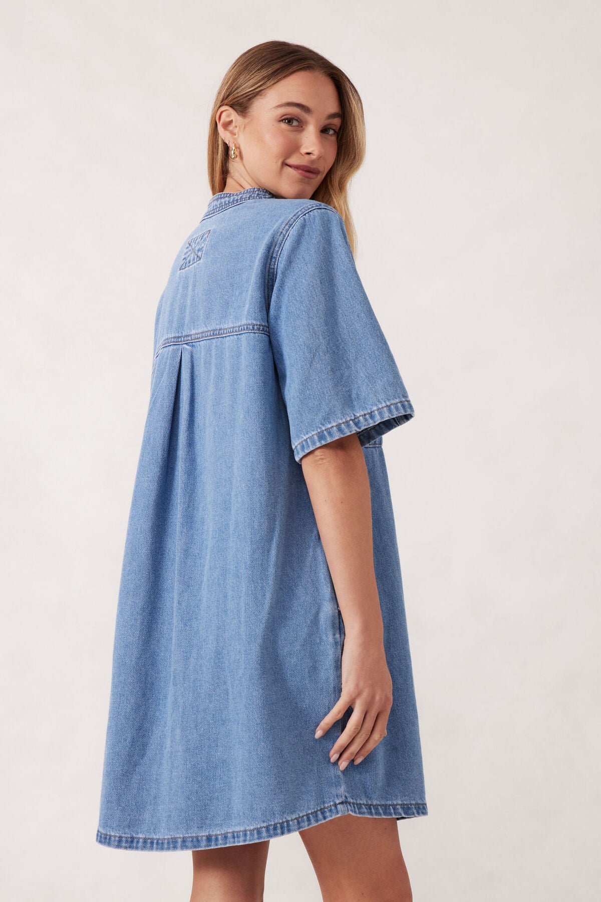 COLLARLESS RELAXED SHORT SLEEVE DRESS