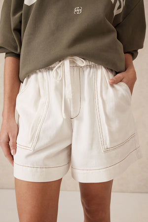 RELAXED EVERYDAY SHORT